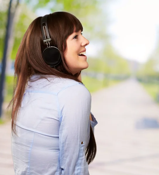 Mulher feliz usando fone de ouvido — Fotografia de Stock