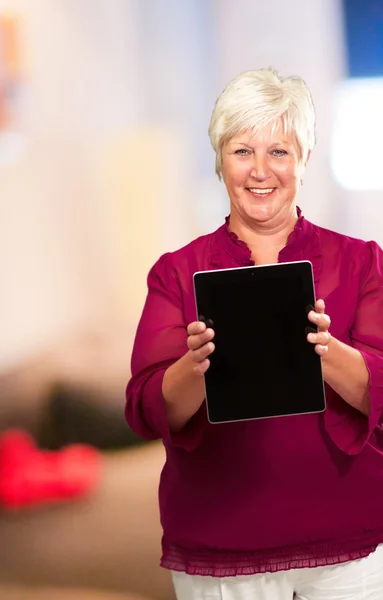 Зрелая женщина держит цифровой планшет — стоковое фото