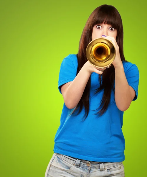 Porträtt av en tonåring som spelar trumpet — Stockfoto