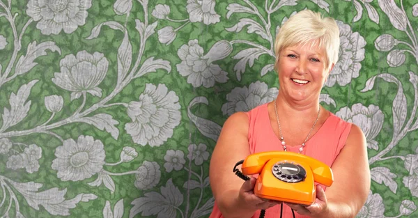 Portret van een senior vrouw met een retro telefoon — Stockfoto