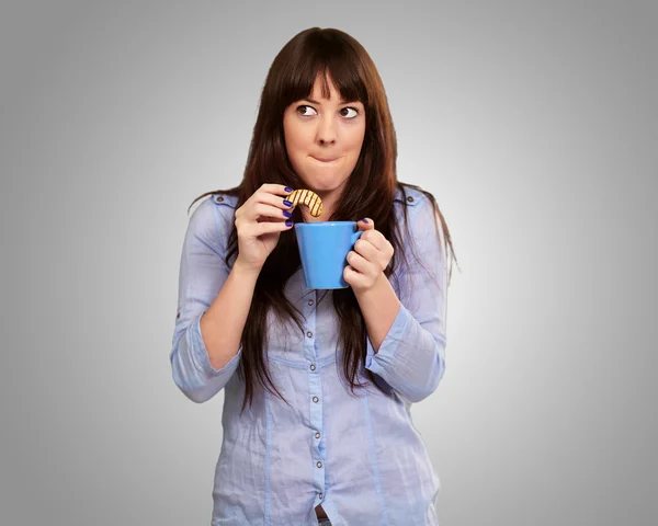 Schöne Frau mit Kaffee und Keksen — Stockfoto