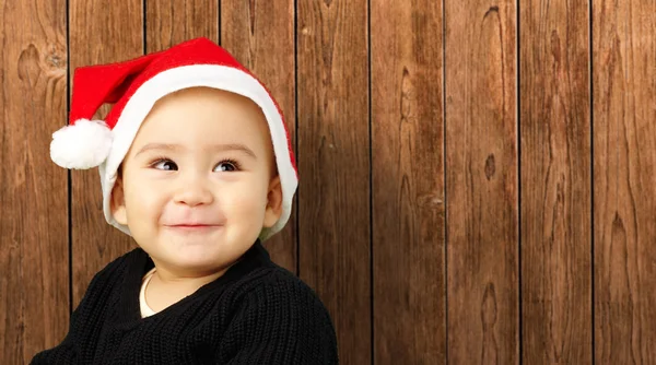 小男孩微笑和戴着圣诞帽子 — 图库照片