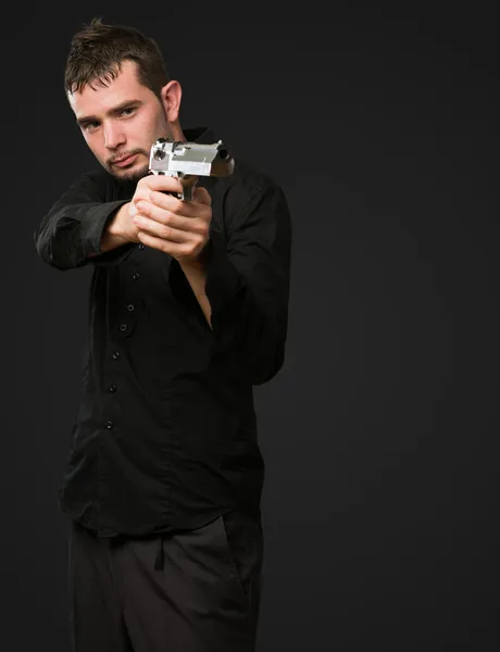 Retrato de um homem segurando arma — Fotografia de Stock