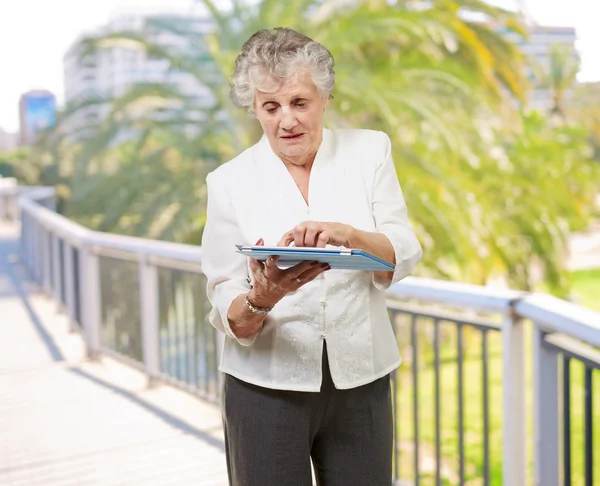 Äldre kvinna med ipad — Stockfoto