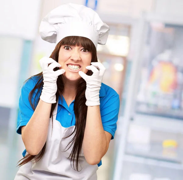 Aprieta de mujer cocinero — Foto de Stock