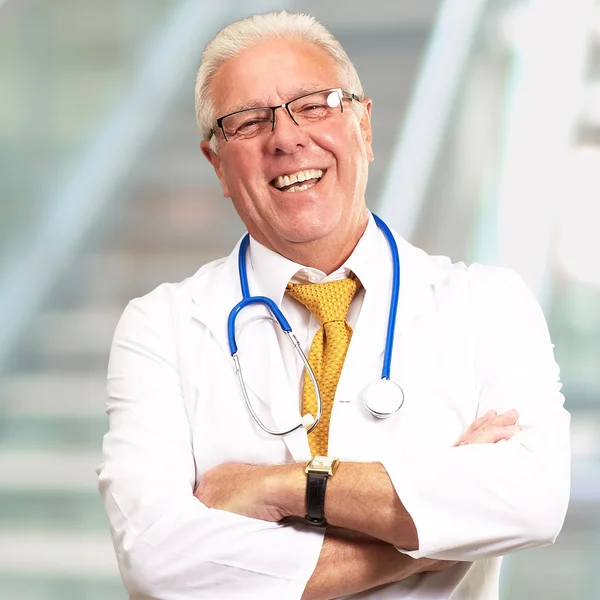 Retrato de un médico de edad avanzada —  Fotos de Stock