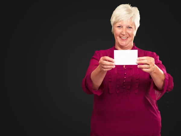 Vieja mujer mostrando papel — Foto de Stock