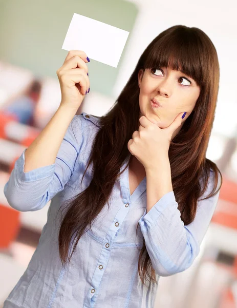 Retrato de una chica sosteniendo y haciendo pucheros — Foto de Stock