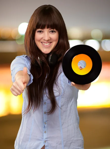 Retrato de uma fêmea segurando um disco — Fotografia de Stock