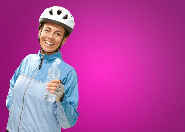 Porträt einer Radfahrerin mittleren Alters — Stockfoto