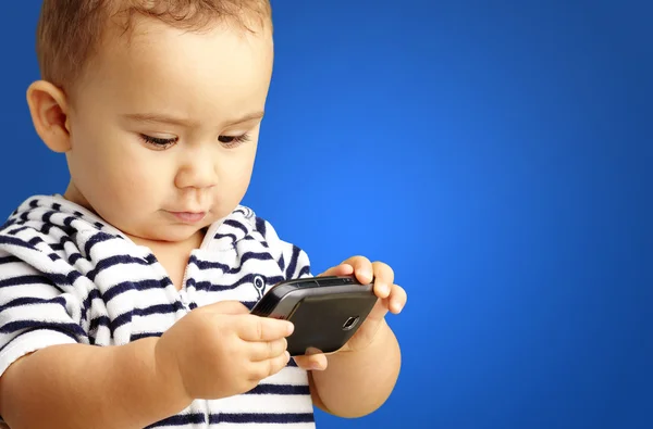 Portret van babyjongen met behulp van mobiele telefoon — Stockfoto