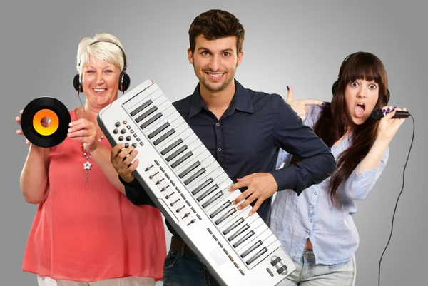 Familia feliz escuchando música — Foto de Stock