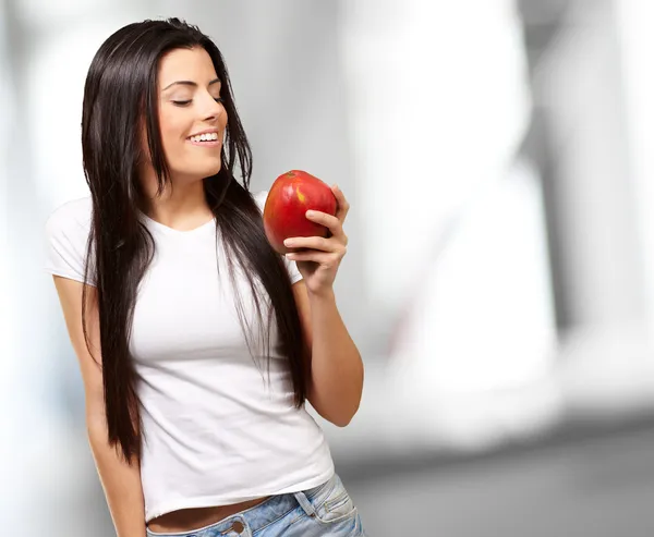 Una giovane donna con in mano un mango — Foto Stock