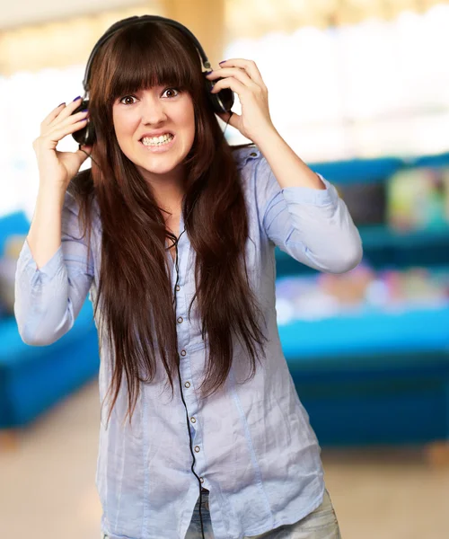 Mujer con auriculares —  Fotos de Stock