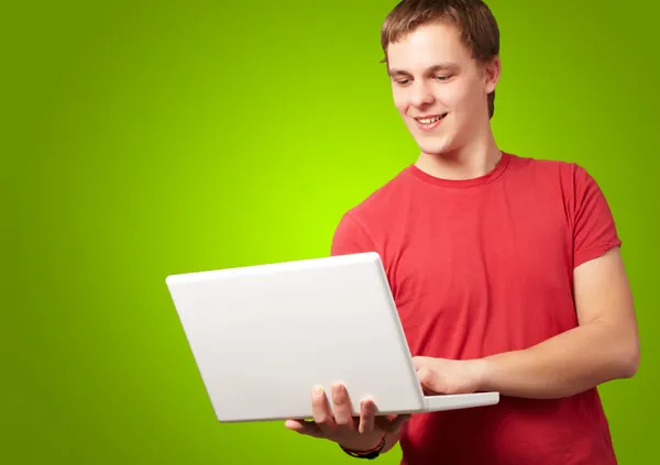 Homem feliz usando laptop — Fotografia de Stock