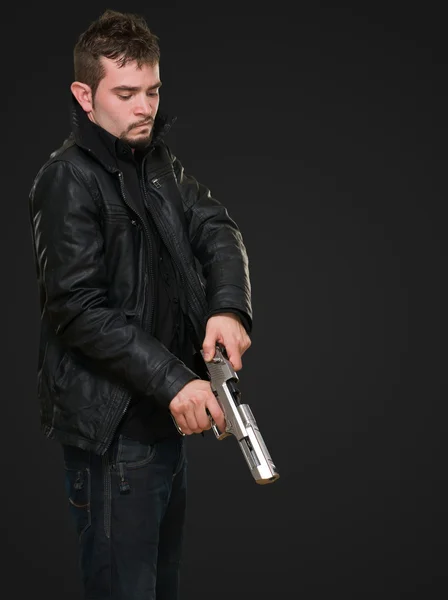 Portrait d'un homme chargeant un pistolet — Photo