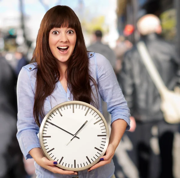 Una giovane ragazza che tiene un orologio — Foto Stock