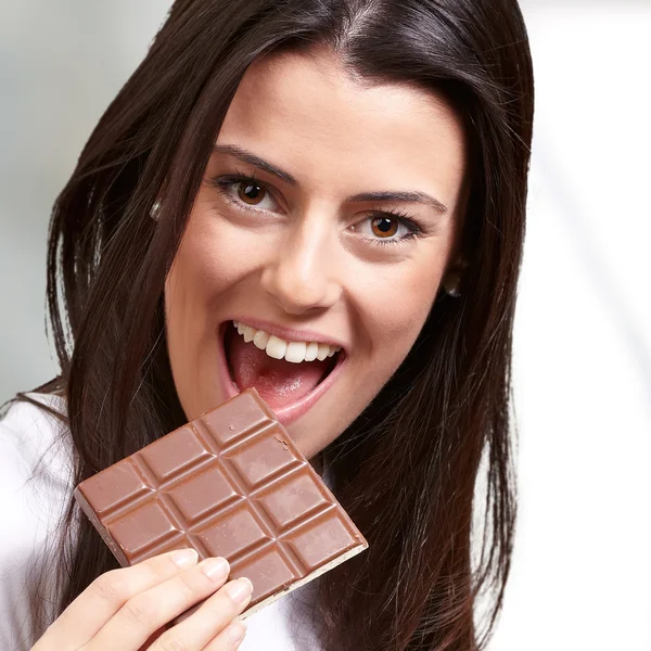 Porträt einer Frau, die Schokolade isst Stockfoto