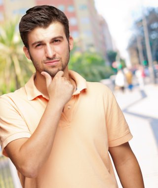 çene dokunmadan genç adam portresi olduğu