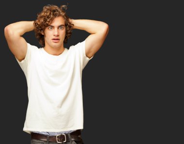 elleri bir adam portresi