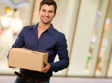 genç adam holding cardbox