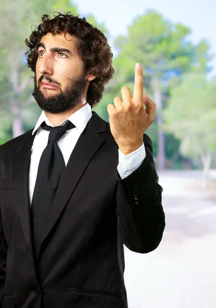 Retrato de un hombre de negocios infeliz señalando hacia arriba — Foto de Stock