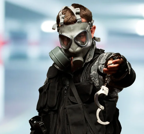 Soldier With A Gas Mask Holding Handcuffs — Stock Photo, Image