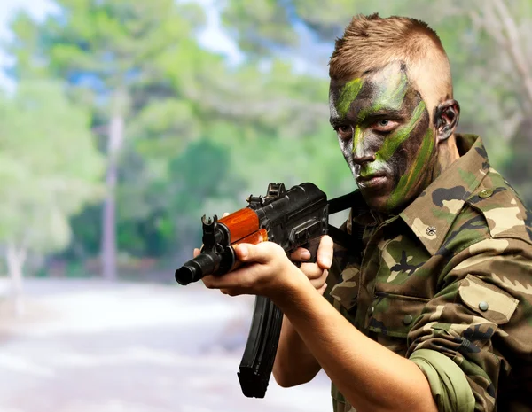 Porträtt av en soldat som siktar med pistol — Stockfoto