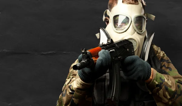 Porträt eines Soldaten mit Gasmaske, der mit Gewehr zielt — Stockfoto