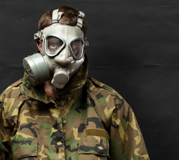 Soldat med gassmaske – stockfoto