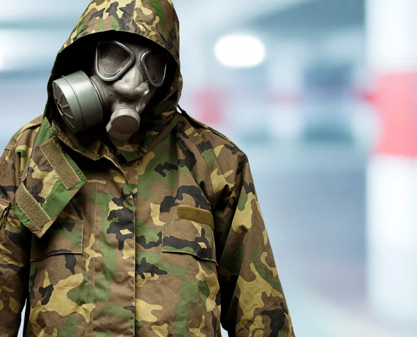 Arg soldat bär en gasmask — Stockfoto