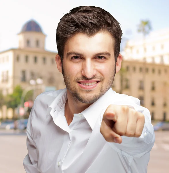 Porträt eines Geschäftsmannes, der mit dem Finger zeigt — Stockfoto