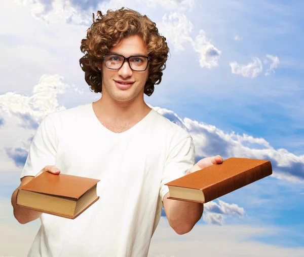 Retrato de um jovem estudante segurando livros — Fotografia de Stock