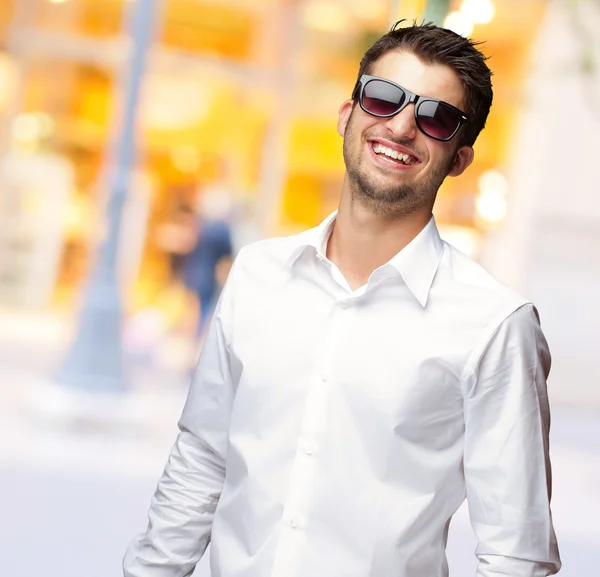 Joven feliz con gafas — Foto de Stock