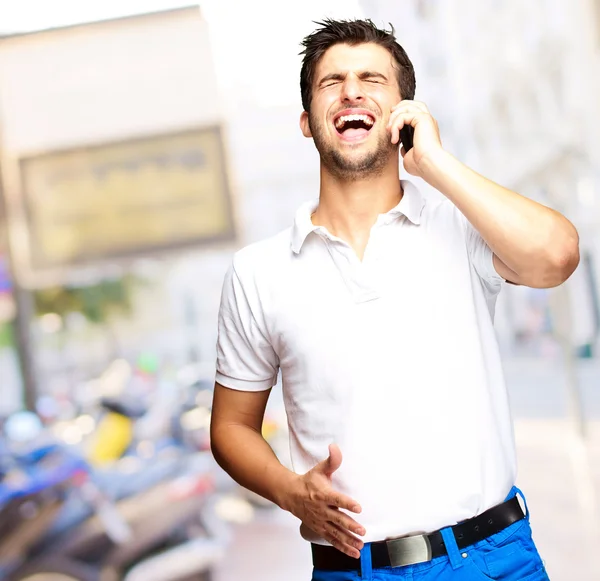 Portret van een man praten over de telefoon van de cel — Stockfoto