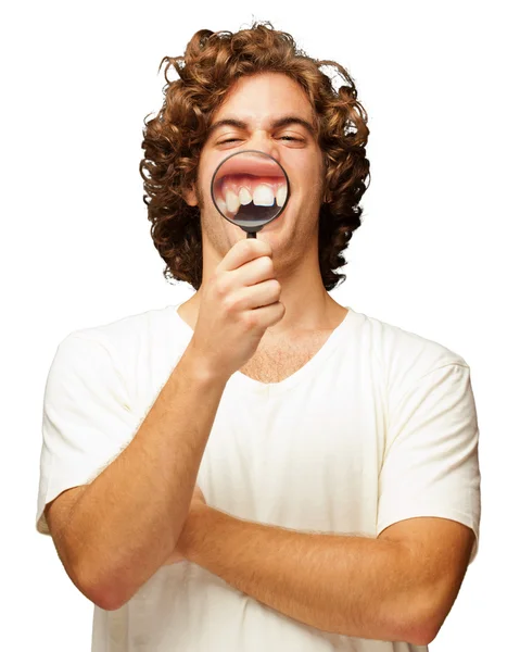 Uomo esaminando i denti con lente di ingrandimento — Foto Stock