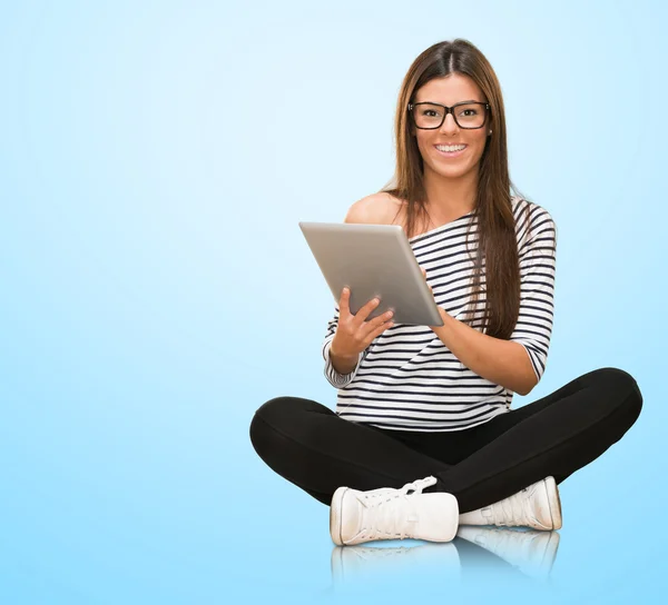 Mujer joven con tableta digital — Foto de Stock