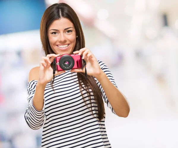 Πορτρέτο μιας νεαρής γυναίκας κρατώντας φωτογραφική μηχανή — Φωτογραφία Αρχείου