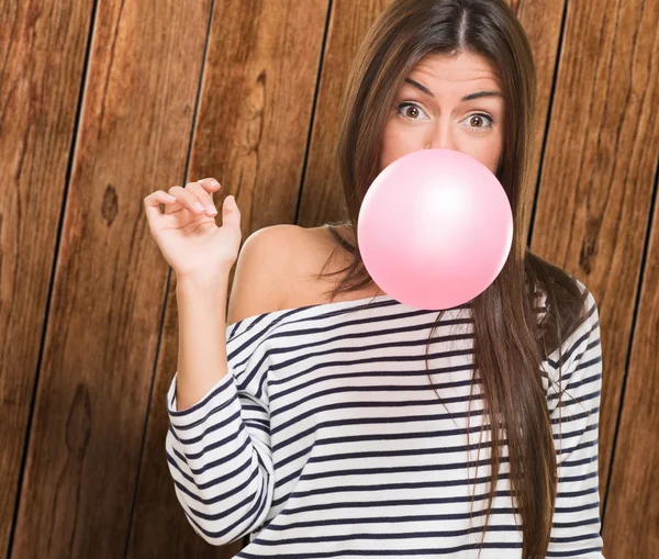 Mujer joven soplando chicle —  Fotos de Stock