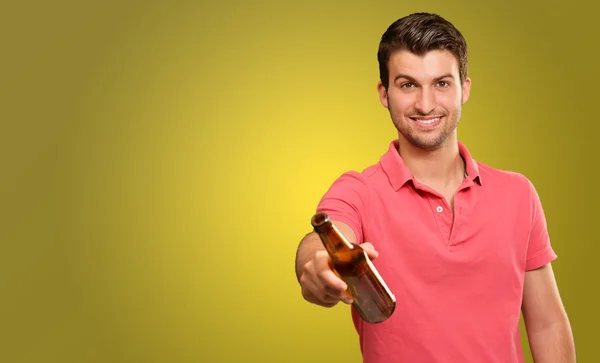 Jovem segurando uma cerveja — Fotografia de Stock