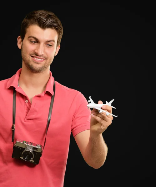 Uomo che indossa la macchina fotografica e che tiene l'aereo — Foto Stock