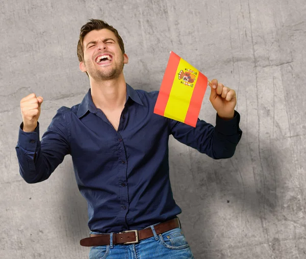 Hombre sosteniendo una bandera y vitoreando — Foto de Stock