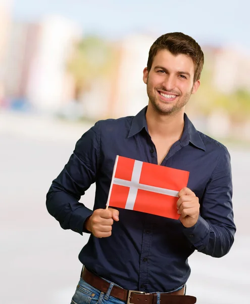 Potrait van een jonge man houden vlag — Stockfoto