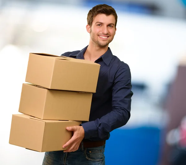 Genç adam holding cardboxes — Stok fotoğraf