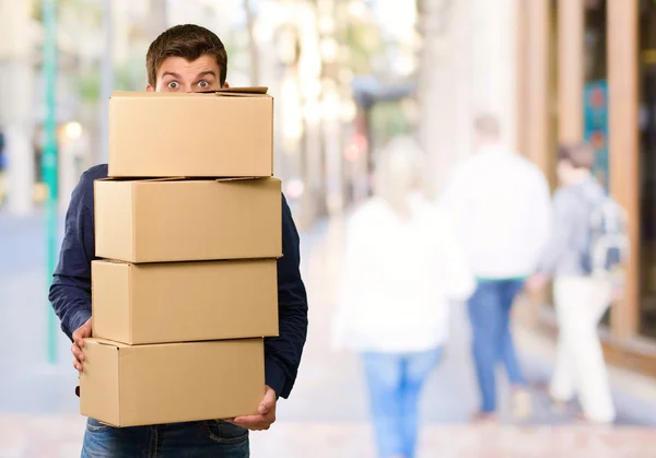 Homem segurando caixas de papelão — Fotografia de Stock