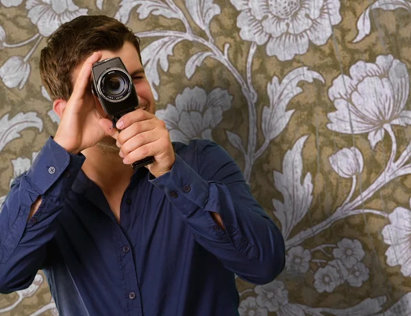 Jovem homem segurando câmera — Fotografia de Stock