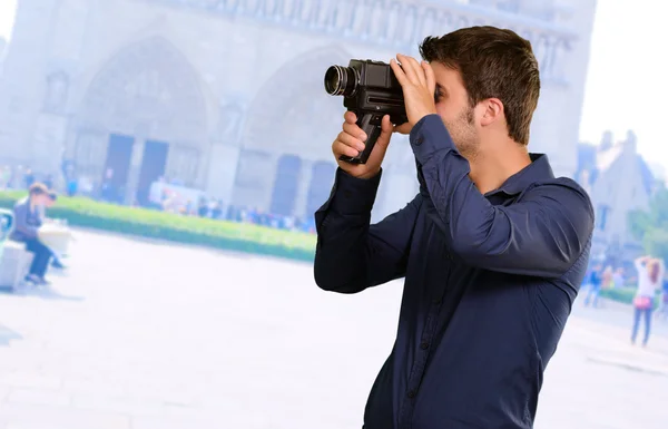 Portret van een jonge man met camera — Stockfoto