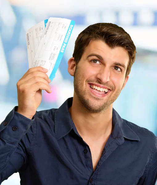 Joven sosteniendo tarjeta de embarque — Foto de Stock