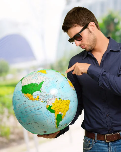 Young Man Wearing Goggle Showing Destination — Stock Photo, Image