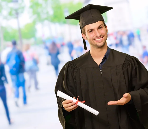 Unga examen man anläggningen certifikat — Stockfoto